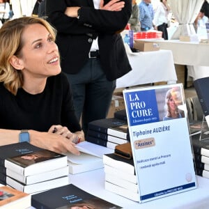 Tiphaine Auzière, avocate écrivain et fille de Brigitte Macron, durant la 28ème édition du Festival du Livre de Nice au Jardin Albert 1er. Cette année, le président d'honneur est l'auteur algérien d'expression française, principalement romancier mais aussi essayiste, Boualem Sensal. Plus de 200 auteurs sont présents pour ce rendez-vous européen et méditerranéen du livre. Le thème de cette édition est le Courage. © Bruno Bebert / Bestimage 