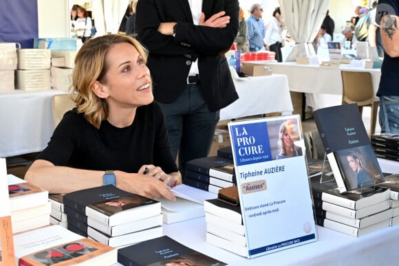 Tiphaine Auzière, avocate écrivain et fille de Brigitte Macron, durant la 28ème édition du Festival du Livre de Nice au Jardin Albert 1er. Cette année, le président d'honneur est l'auteur algérien d'expression française, principalement romancier mais aussi essayiste, Boualem Sensal. Plus de 200 auteurs sont présents pour ce rendez-vous européen et méditerranéen du livre. Le thème de cette édition est le Courage. © Bruno Bebert / Bestimage 