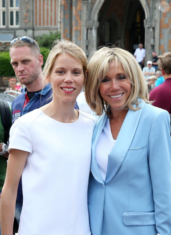 La première dame Brigitte Macron (Trogneux) et sa fille Tiphaine Auzière vont voter à la mairie du Touquet pour le second tour des législatives, au Touquet. © Sébastien Valiela-Dominique Jacovides/Bestimage