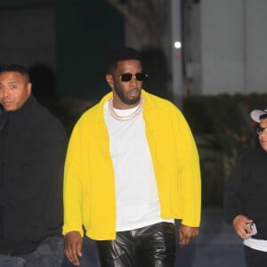 "Je me souviens d'une tonne de cannabis et d'un groupe de femmes seins nus dans la piscine où autour", explique Justin Litovsky
 
Sean Combs (puff daddy) donne 100 dollars à un vendeur de gateaux et fait un selfie en arrivant au match des Lakers à la Crypro.com Arena à Los Angeles, le 24 avril 2023.