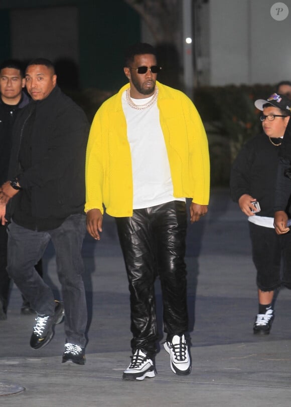 "Je me souviens d'une tonne de cannabis et d'un groupe de femmes seins nus dans la piscine où autour", explique Justin Litovsky
 
Sean Combs (puff daddy) donne 100 dollars à un vendeur de gateaux et fait un selfie en arrivant au match des Lakers à la Crypro.com Arena à Los Angeles, le 24 avril 2023.