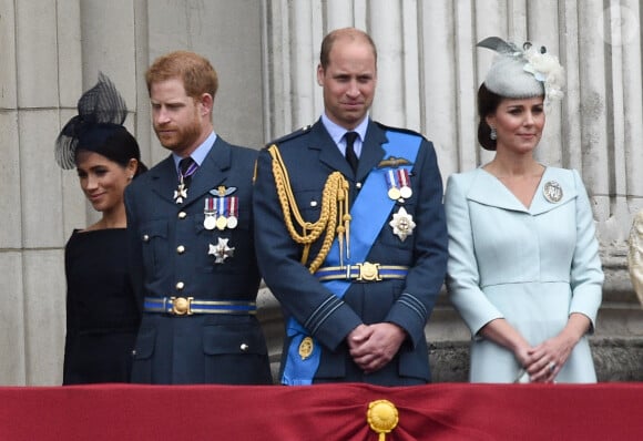 La reine Elisabeth II d'Angleterre, Meghan Markle, duchesse de Sussex (habillée en Dior Haute Couture par Maria Grazia Chiuri), le prince Harry, duc de Sussex, le prince William, duc de Cambridge, Kate Catherine Middleton, duchesse de Cambridge - La famille royale d'Angleterre lors de la parade aérienne de la RAF pour le centième anniversaire au palais de Buckingham à Londres. Le 10 juillet 2018 