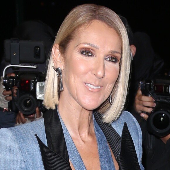 Celine Dion arbore un total look jean veste et cravate à la sortie de son hôtel à New York, le 14 novembre 2019 