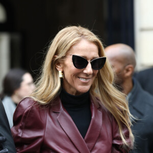 Céline Dion est de retour à l'hôtel, Le Crillon, à Paris, après une visite chez Givenchy.