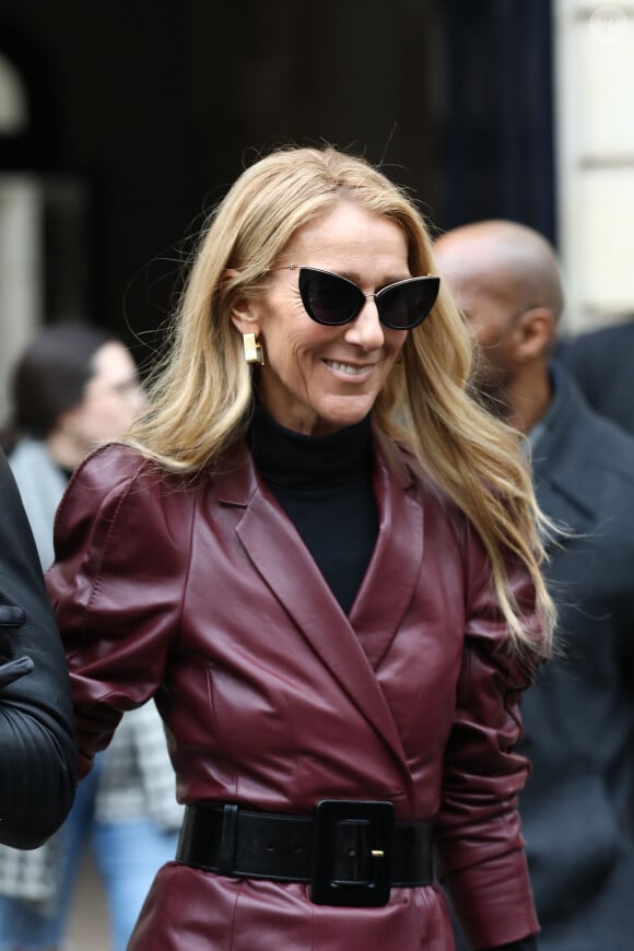 Céline Dion est de retour à l'hôtel, Le Crillon, à Paris, après une visite chez Givenchy.