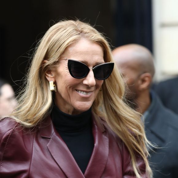 Céline Dion est de retour à l'hôtel, Le Crillon, à Paris, après une visite chez Givenchy.