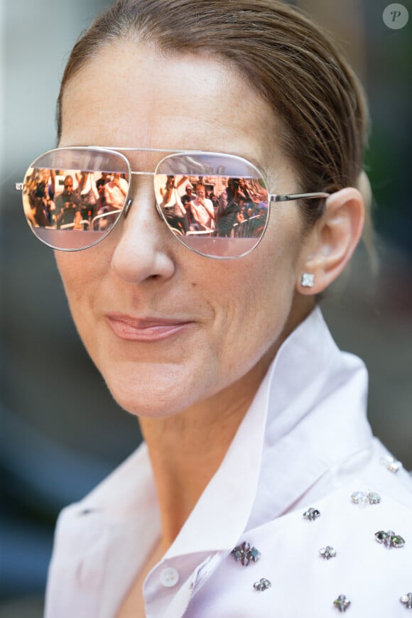 Céline Dion quitte l'hôtel Royal Monceau à Paris, le 20 juin 2017 pour aller prendre un avion pour Londres où elle va se produire en concert aujourd'hui et demain. 