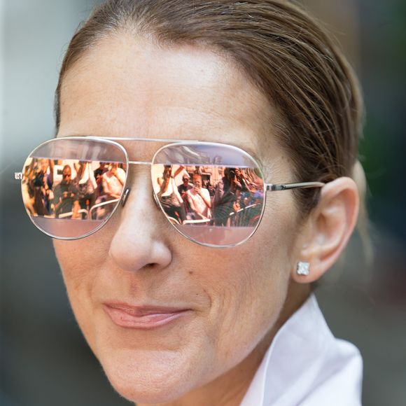 Céline Dion quitte l'hôtel Royal Monceau à Paris, le 20 juin 2017 pour aller prendre un avion pour Londres où elle va se produire en concert aujourd'hui et demain. 