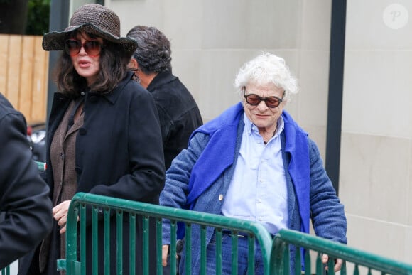 "ll y a une paix !" 
Exclusif - Isabelle Adjani, Josée Dayan - Obsèques du producteur François Bennaceur (Ben Naceur) au cimetière ancien de Neuilly-sur-Seine, France, le 13 mai 2024. 