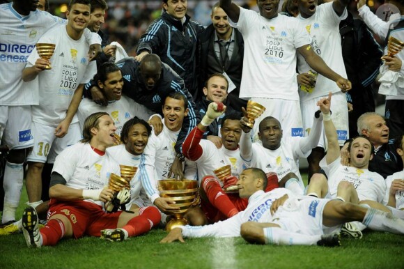 Sous la houlette de son entraîneur Didier Deschamps, l'Olympique de Marseille s'est défait de Bordeaux pour arracher la Coupe de la Ligue : enfin un trophée après 17 ans de disette...