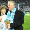 Didier Deschamps fête la victoire de l'Olympique de Marseille en finale de la Coupe de la Ligue en compagnie de son fils