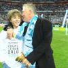 Didier Deschamps fête la victoire de l'Olympique de Marseille en finale de la Coupe de la Ligue avec son fils