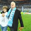 Didier Deschamps fête la victoire de l'Olympique de Marseille en finale de la Coupe de la Ligue avec son fils