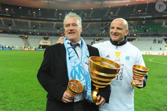 Didier Deschamps fête la victoire de l'Olympique de Marseille en finale de la Coupe de la Ligue