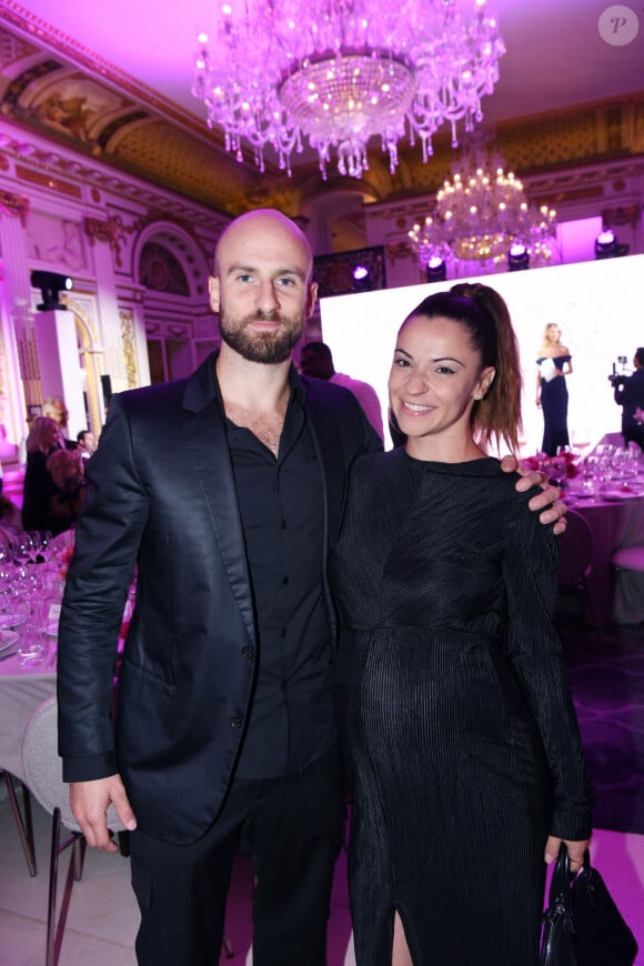 Denitsa Ikonomova (enceinte) et son compagnon François Alu - Photocall du 5ème gala de charité de l'association "Les Bonnes Fées" à l'occasion de la campagne mondiale "Octobre Rose" à l'hôtel Peninsula, Paris le 3 octobre 2024. A l'occasion de la campagne mondiale "Octobre Rose", l'hôtel Peninsula Paris lance son programme caritatif "Peninsula in Pink", dont les bénéfices de 254 400 Euros seront reversés à l'association "Les Bonnes Fées". © Rachid Bellak/Bestimage 