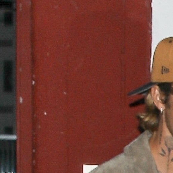 Justin Bieber quitte le restaurant Funke à Beverly Hills. Justin est resté discret en sortant du restaurant et en se dirigeant vers sa voiture.