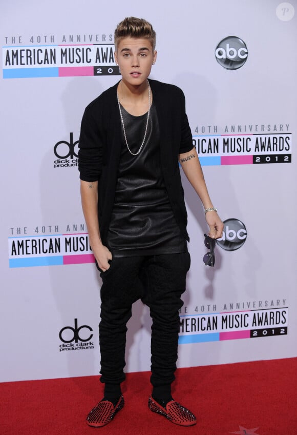 Justin Bieber assiste à la 40e édition des American Music Awards qui se tient au Nokia Theatre L.A. Live le 18 novembre 2012 à Los Angeles, CA, USA. Photo par Lionel Hahn/ABACAPRESS.COM