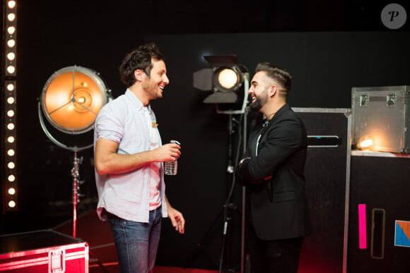 Exclusif - Vianney et Kendji Girac - Backstage de l'enregistrement de l'émission "300 Choeurs chantent Les plus beaux duos" à Paris, qui sera diffusée le 8 janvier 2021 sur France 3. Pour commencer l'année 2021 en beauté, " 300 choeurs " va réunir plusieurs générations d'artistes lors d'un grand show exceptionnel consacré aux plus beaux duos français. Pour la première fois depuis sa création, l'émission va orchestrer la rencontre inédite d'une trentaine de duos autour des plus beaux choeurs français... Toutes ces voix vont revisiter ensemble, dans des versions spécialement créées pour l'occasion, les grandes chansons d'hier et d'aujourd'hui... Une quarantaine d'artistes se mêleront aux voix des " 300 Choeurs ". " 300 choeurs chantent les plus beaux duos ", un show musical inédit sous le signe du partage, riche en surprises et en émotions... © Tiziano Da Silva / Bestimage