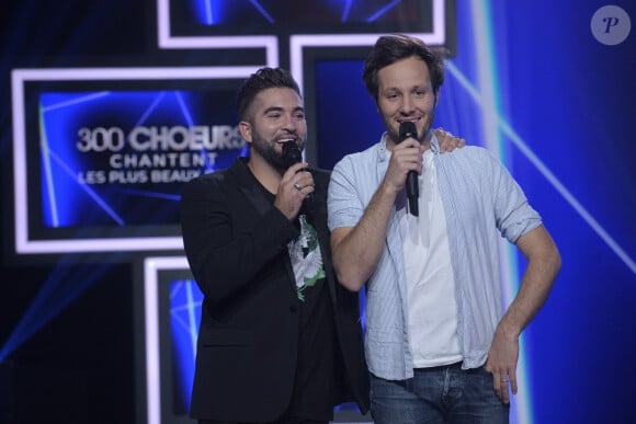 Exclusif - Vianney et Kendji Girac - Enregistrement de l'émission "300 Choeurs chantent Les plus beaux duos" à Paris, qui sera diffusée le 8 janvier 2021 sur France 3. Pour commencer l'année 2021 en beauté, " 300 choeurs " va réunir plusieurs générations d'artistes lors d'un grand show exceptionnel consacré aux plus beaux duos français. Pour la première fois depuis sa création, l'émission va orchestrer la rencontre inédite d'une trentaine de duos autour des plus beaux choeurs français... Toutes ces voix vont revisiter ensemble, dans des versions spécialement créées pour l'occasion, les grandes chansons d'hier et d'aujourd'hui... Une quarantaine d'artistes se mêleront aux voix des " 300 Choeurs ". " 300 choeurs chantent les plus beaux duos ", un show musical inédit sous le signe du partage, riche en surprises et en émotions... © Tiziano Da Silva / Bestimage