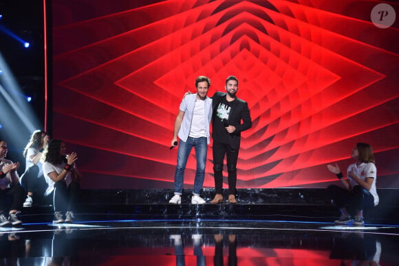 Exclusif - Vianney et Kendji Girac - Enregistrement de l'émission "300 Choeurs chantent Les plus beaux duos" à Paris, qui sera diffusée le 8 janvier 2021 sur France 3. Pour commencer l'année 2021 en beauté, " 300 choeurs " va réunir plusieurs générations d'artistes lors d'un grand show exceptionnel consacré aux plus beaux duos français. Pour la première fois depuis sa création, l'émission va orchestrer la rencontre inédite d'une trentaine de duos autour des plus beaux choeurs français... Toutes ces voix vont revisiter ensemble, dans des versions spécialement créées pour l'occasion, les grandes chansons d'hier et d'aujourd'hui... Une quarantaine d'artistes se mêleront aux voix des " 300 Choeurs ". " 300 choeurs chantent les plus beaux duos ", un show musical inédit sous le signe du partage, riche en surprises et en émotions... © Tiziano Da Silva / Bestimage 