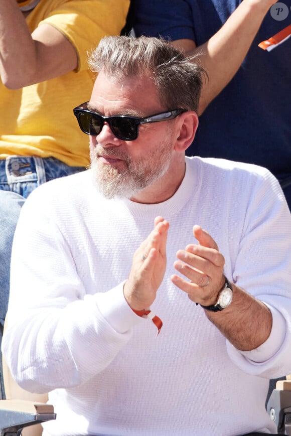 Clovis Cornillac - Célébrités dans les tribunes de la finale homme des Internationaux de France de tennis de Roland Garros 2024 à Paris le 9 juin 2024. © Jacovides-Moreau/Bestimage 