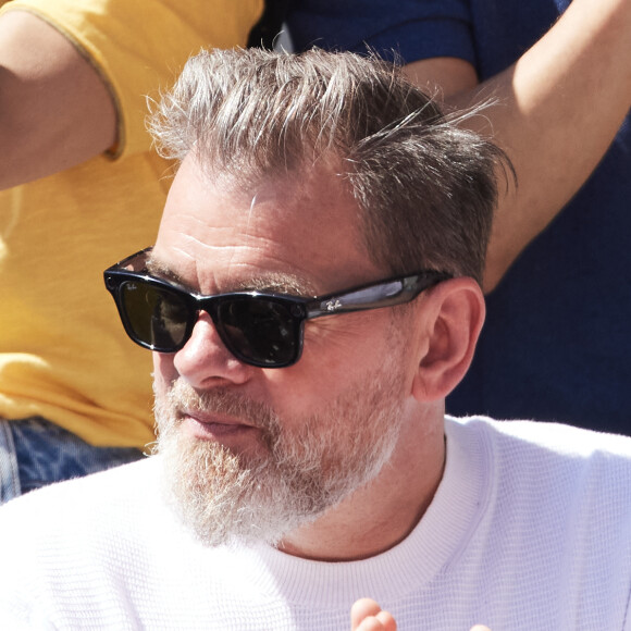 Clovis Cornillac - Célébrités dans les tribunes de la finale homme des Internationaux de France de tennis de Roland Garros 2024 à Paris le 9 juin 2024. © Jacovides-Moreau/Bestimage 