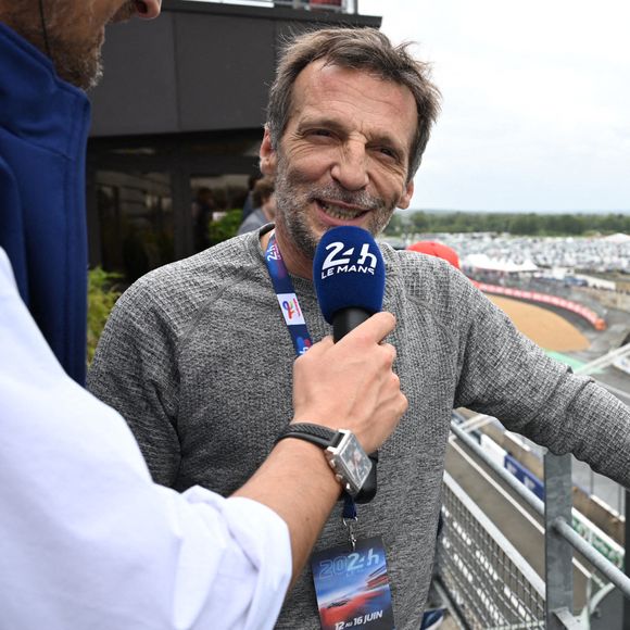 Et de compléter : "La pollution que nous créons, c'est notre pollution. La Terre va l'assimiler sans problème. Peut-être pas nous, mais ça, ce n'est pas un problème".
Exclusif - Mathieu Kassovitz interviewé par Vincent Cerutti lors des 24H du Mans 2024, le 15 juin 2024. 