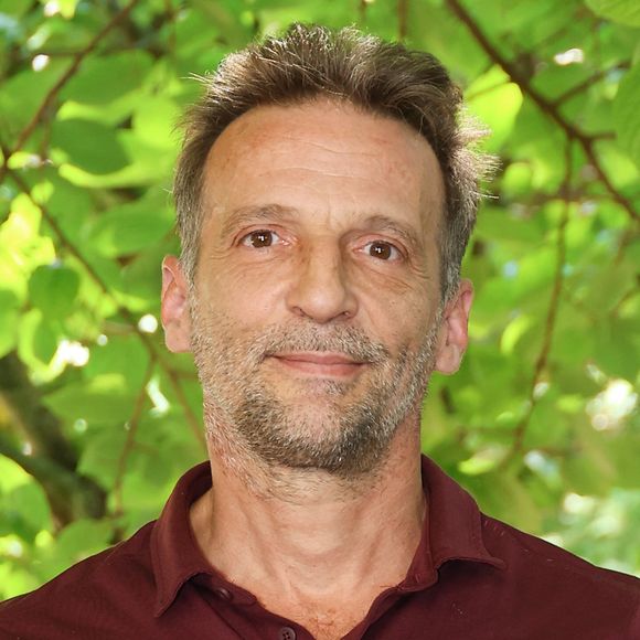 A ses yeux, la pollution "n'existe pas" car elle est le "résultat de l'activité humaine mais nous ne travaillons qu'avec les outils de la Terre".
Mathieu Kassovitz au photocall du film "Visions" lors de la 16ème édition du festival du film francophone (FFA) de Angoulême, France, le 24 août 2023. © Coadic Guirec/Bestimage 