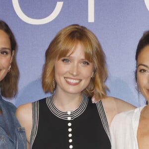 Après Cat's Eyes, qui sortira prochainement, elle va de nouveau retrouver le chemin des tournages
Camille Lou, Claire Romain, Constance Labbé, Cat's Eyes - Photocall de la projection du téléfilm "Cat's Eyes" lors de la 26ème Edition du Festival de la Fiction de La Rochelle, France, le 12 septembre 2024. © Christophe Aubert via Bestimage