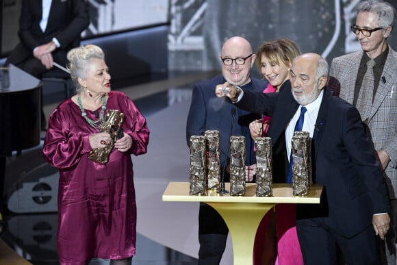 Selon nos confrères de Marianne, elle a demandé à "la grande famille du cinéma français de faire une cérémonie ‘joyeuse’". 
Un César spécial pour la troupe du Splendid, Josiane Balasko, Michel Blanc, Thierry Lhermitte, Marie-Anne Chazel, Gérard Jugnot, sur scène lors de la 46ème cérémonie des César à l'Olympia à Paris le 12 mars 2021. © Pierre Villard/ Pool / Bestimage