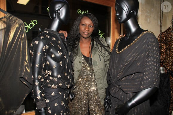 En couple avec Ramatoulaye Diop depuis plus de 15 ans, le comédien laisse le cinéma français en deuil. 
Exclusif - Michel Blanc et sa compagne Ramatoulaye Diop lors du cocktail de lancement de la boutique éphémère "Dokke", rue Charlot dans le 3ème arrondissement à Paris le 17 Décembre 2019. D'origine sénégalaise, Ramatoulaye Diop a toujours conçu ses propres vêtements à Dakar avant d'être parisienne et le nom de sa marque Dokke signifie "cadeau "en pular, un dialecte du Sénégal. © Philippe Baldini / Bestimage