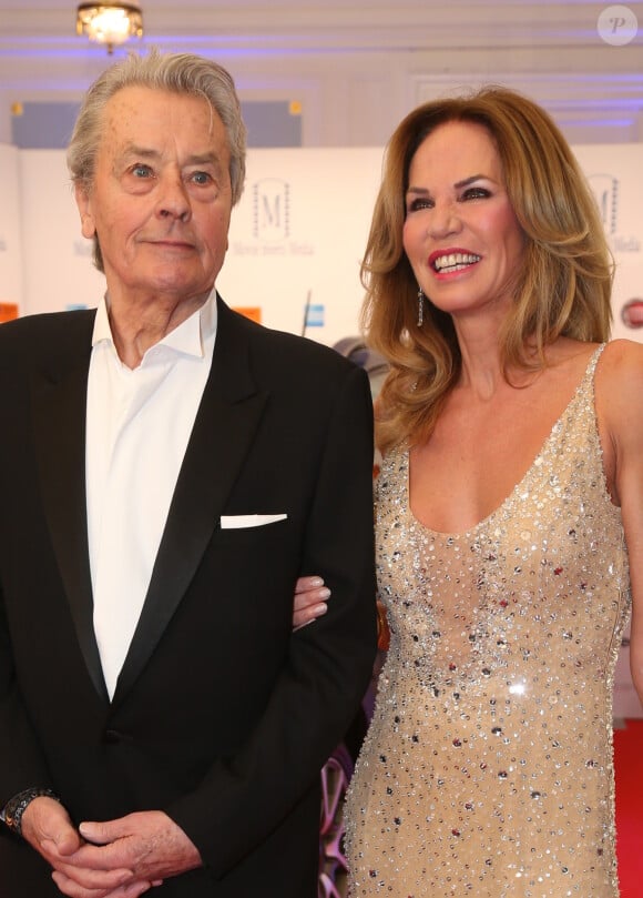 Alain Delon et Rosalie van Breemen - Soirée "Movie meets Media" à l'hôtel Atlantic Kempinski à Hambourg. le 30 novembre 2015