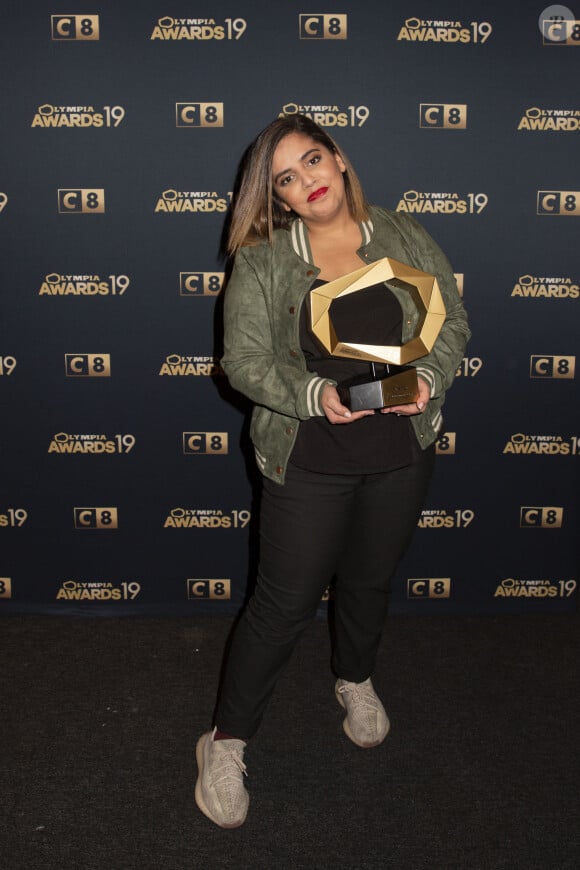 Exclusif - Inès Reg (révélation humour de l'année) dans la press room de la 1ère édition des "Olympia Awards", cérémonie récompensant des artistes de la musique et de l'humour, présentée par A. de Caunes à l'Olympia. Paris, le 11 décembre 2019. © Tribeca-Gorassini/Bestimage 