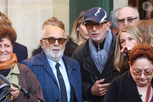 Que signifie son geste ?
Thierry Lhermitte, Gérard Jugnot, et son fils Arthur Jugnot - Sortie des Obsèques de Michel Blanc en l'église Saint-Eustache à Paris, le 10 octobre 2024. © Moreau / Jacovides / Bestimage 