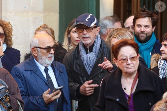 Ce jeudi 10 octobre 2024
Thierry Lhermitte, Gérard Jugnot, et son fils Arthur Jugnot - Sortie des Obsèques de Michel Blanc en l'église Saint-Eustache à Paris, le 10 octobre 2024. © Moreau / Jacovides / Bestimage 