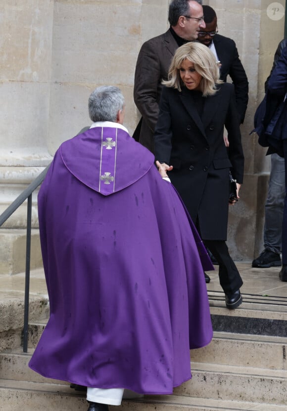 Brigitte Macron et le Père Yves Trocheris - Obsèques de Michel Blanc, à Saint-Eustache, le jeudi 10 octobre 2024