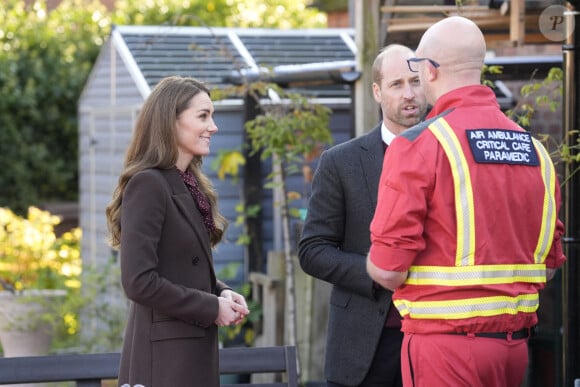 "La princesse de Galles a accompagné le prince William à Southport pour rencontrer en privé les familles des jeunes filles décédées lors de la tragique attaque au couteau de juillet. Ils ont également parlé publiquement aux secouristes", a dévoilé une blogueuse britannique. 
La Princesse et le prince de Galles parlent avec les membres des services d'urgence lors d'une visite au Centre communautaire de Southport pour rencontrer les familles des victimes de l'attaque au couteau de Southport plus tôt cette année. Bebe King, six ans, Elsie Dot Stancombe, sept ans, et Alice da Silva Aguiar, neuf ans, sont décédées après une attaque au couteau de masse lors d'un cours de danse sur le thème de Taylor Swift dans la ville de Merseyside le 29 juillet. Southport, Royaume-Uni, le 10 octobre 2024 Photo by Danny Lawson/PA Wire/ABACAPRESS.COM