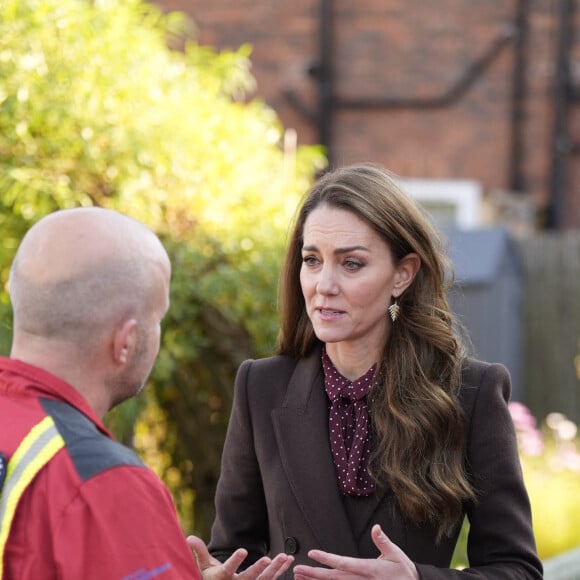 Selon The Sun, le prince de Galles était initialement censé assister seul à la visite mais Kate Middleton a tenu à rencontrer également les personnes concernées. 
La Princesse parle avec les membres des services d'urgence lors d'une visite au Centre communautaire de Southport pour rencontrer les familles des victimes de l'attaque au couteau de Southport plus tôt cette année. Bebe King, six ans, Elsie Dot Stancombe, sept ans, et Alice da Silva Aguiar, neuf ans, sont décédées après une attaque au couteau de masse lors d'un cours de danse sur le thème de Taylor Swift dans la ville de Merseyside le 29 juillet. Southport, Royaume-Uni, le 10 octobre 2024 Photo by Danny Lawson/PA Wire/ABACAPRESS.COM