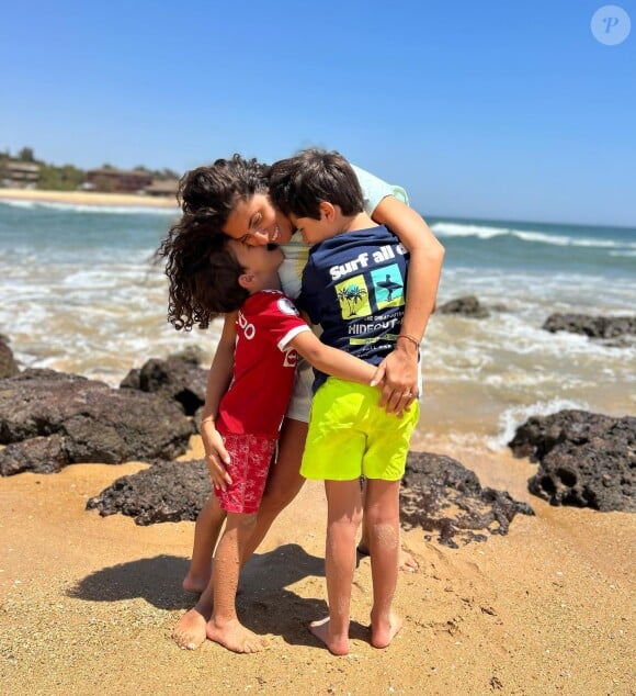 Yasmine Oughlis à la plage avec ses fils