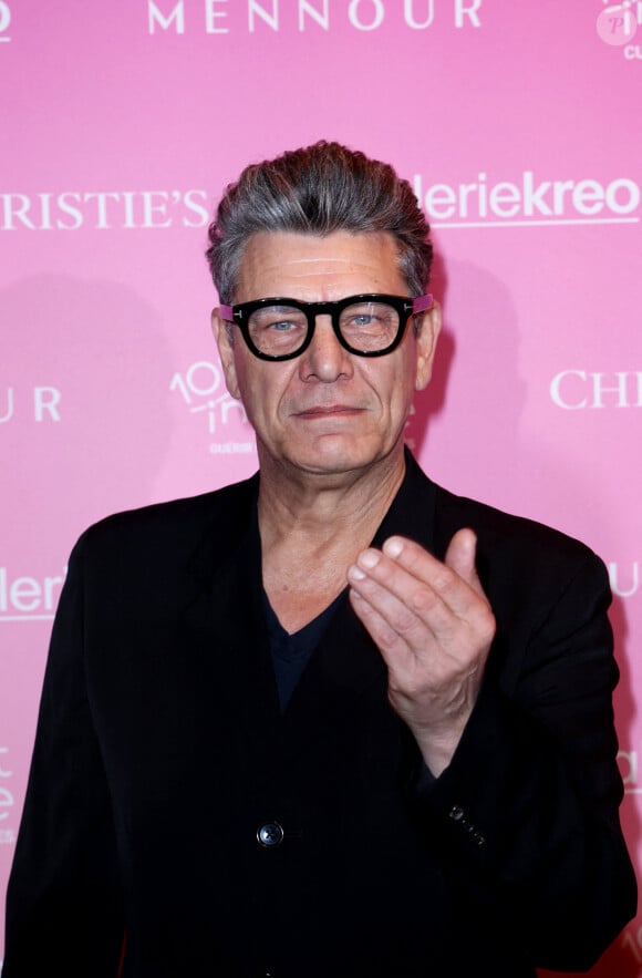 Marc Lavoine - Soirée de gala "Heroes for Imagine" qui a permis de récolter dix millions d'euros au profit de la recherche contre les maladies génétiques à Paris le 23 septembre 2024. Depuis sa création en 2015, ce gala organisé tous les deux ans au coeur de l'Institut, propose à la vente des oeuvres et des moments d'exception uniques pour soutenir les chercheurs et médecins de l'Institut Imagine, qui oeuvrent au quotidien pour comprendre et guérir les maladies génétiques. Cette vente caritative est fondamentale pour l'avenir d'Imagine. Elle permet d'accélérer ses grands projets stratégiques, de conforter son attractivité, et de répondre aux besoins de la recherche en termes d'équipements et de technologies de pointe, comme en recrutement de talents. En quatre éditions, HEROES for Imagine a permis de lever plus de 22 millions d'euros. Et 2024 est une année toute particulière pour l'Institut Imagine qui fête ses 10 ans mais aussi la cinquième édition d'Heroes, actuellement en pleine préparation ! "Grâce à Heroes, la recherche sur les maladies génétiques s'accélère, quels que soient les obstacles, au bénéfice des enfants malades et de leurs familles. Avec virtuosité et engagement, les chercheurs et les médecins de l'Institut Imagine, pratiquent la meilleure science d'aujourd'hui pour inventer la meilleure médecine de demain" © Dominique Jacovides / Bestimage 