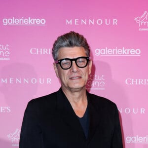 Marc Lavoine lors de la soirée de gala "Heroes for Imagine" qui a permis de récolter dix millions d'euros au profit de la recherche contre les maladies génétiques à Paris le 23 septembre 2024. Depuis sa création en 2015, ce gala organisé tous les deux ans au coeur de l'Institut, propose à la vente des oeuvres et des moments d'exception uniques pour soutenir les chercheurs et médecins de l'Institut Imagine, qui oeuvrent au quotidien pour comprendre et guérir les maladies génétiques. Cette vente caritative est fondamentale pour l'avenir d'Imagine. Elle permet d'accélérer ses grands projets stratégiques, de conforter son attractivité, et de répondre aux besoins de la recherche en termes d'équipements et de technologies de pointe, comme en recrutement de talents. En quatre éditions, HEROES for Imagine a permis de lever plus de 22 millions d'euros. Et 2024 est une année toute particulière pour l'Institut Imagine qui fête ses 10 ans mais aussi la cinquième édition d'Heroes, actuellement en pleine préparation ! "Grâce à Heroes, la recherche sur les maladies génétiques s'accélère, quels que soient les obstacles, au bénéfice des enfants malades et de leurs familles. Avec virtuosité et engagement, les chercheurs et les médecins de l'Institut Imagine, pratiquent la meilleure science d'aujourd'hui pour inventer la meilleure médecine de demain" © Dominique Jacovides / Bestimage 