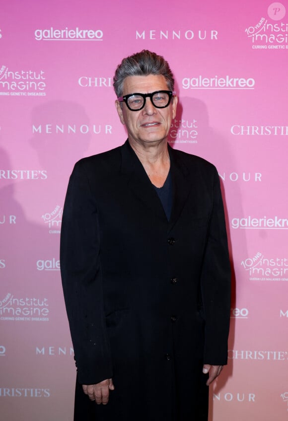 Marc Lavoine lors de la soirée de gala "Heroes for Imagine" qui a permis de récolter dix millions d'euros au profit de la recherche contre les maladies génétiques à Paris le 23 septembre 2024. Depuis sa création en 2015, ce gala organisé tous les deux ans au coeur de l'Institut, propose à la vente des oeuvres et des moments d'exception uniques pour soutenir les chercheurs et médecins de l'Institut Imagine, qui oeuvrent au quotidien pour comprendre et guérir les maladies génétiques. Cette vente caritative est fondamentale pour l'avenir d'Imagine. Elle permet d'accélérer ses grands projets stratégiques, de conforter son attractivité, et de répondre aux besoins de la recherche en termes d'équipements et de technologies de pointe, comme en recrutement de talents. En quatre éditions, HEROES for Imagine a permis de lever plus de 22 millions d'euros. Et 2024 est une année toute particulière pour l'Institut Imagine qui fête ses 10 ans mais aussi la cinquième édition d'Heroes, actuellement en pleine préparation ! "Grâce à Heroes, la recherche sur les maladies génétiques s'accélère, quels que soient les obstacles, au bénéfice des enfants malades et de leurs familles. Avec virtuosité et engagement, les chercheurs et les médecins de l'Institut Imagine, pratiquent la meilleure science d'aujourd'hui pour inventer la meilleure médecine de demain" © Dominique Jacovides / Bestimage 