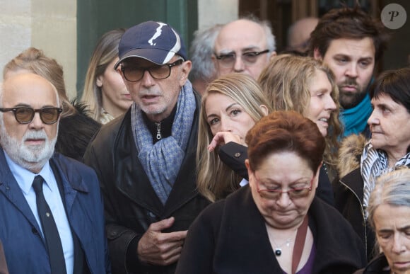 Ensemble, ils ont eu trois enfants
 
Gérard Jugnot, Thierry Lhermitte, sa femme Hélène (Hélène Aubert) - Sortie des Obsèques de Michel Blanc en l'église Saint-Eustache à Paris, le 10 octobre 2024. © Moreau / Jacovides / Bestimage