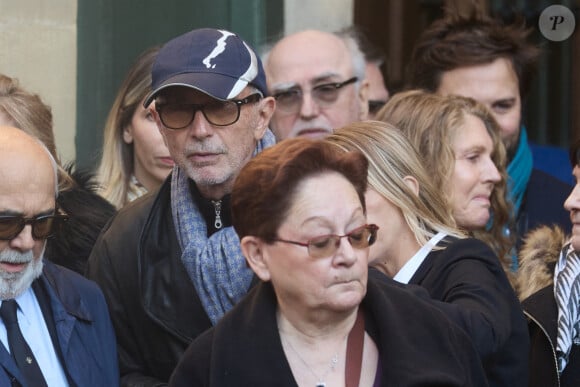 Thierry Lhermitte et Hélène Aubert font rarement des apparitions ensemble
 
Gérard Jugnot, Thierry Lhermitte, sa femme Hélène (Hélène Aubert) - Sortie des Obsèques de Michel Blanc en l'église Saint-Eustache à Paris, le 10 octobre 2024. © Moreau / Jacovides / Bestimage