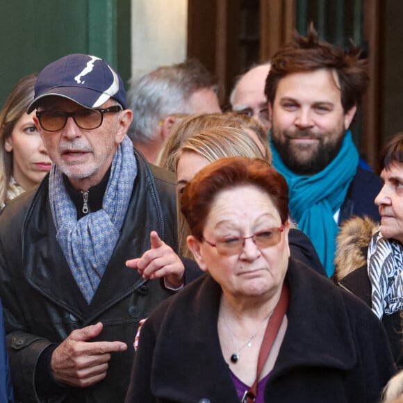 Thierry Lhermitte, Gérard Jugnot, et son fils Arthur Jugnot - Sortie des Obsèques de Michel Blanc en l'église Saint-Eustache à Paris, le 10 octobre 2024. © Moreau / Jacovides / Bestimage