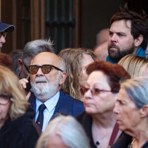 Thierry Lhermitte, Gérard Jugnot, et son fils Arthur Jugnot - Sortie des Obsèques de Michel Blanc en l'église Saint-Eustache à Paris, le 10 octobre 2024. © Moreau / Jacovides / Bestimage