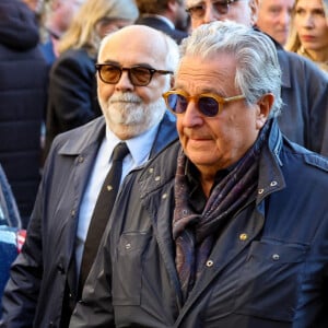 La troupe du Splendid a déposé un bouquet avec la mention "Tes collègues de la Française d’intensité"
Thierry Lhermitte, Gérard Jugnot, Christian Clavier - Sortie des Obsèques de Michel Blanc en l'église Saint-Eustache à Paris, le 10 octobre 2024. © Moreau / Jacovides / Bestimage 