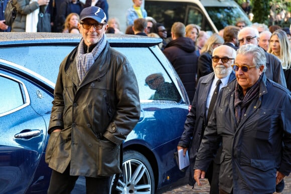 La troupe du Splendid a déposé un bouquet avec la mention "Tes collègues de la Française d’intensité"
Thierry Lhermitte, Gérard Jugnot, Christian Clavier - Sortie des Obsèques de Michel Blanc en l'église Saint-Eustache à Paris, le 10 octobre 2024. © Moreau / Jacovides / Bestimage 