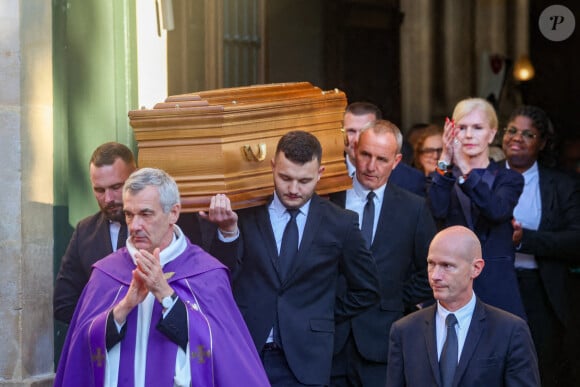 Le cercueil de Michel Blanc est applaudi à la sortie de l'Eglise - Sortie des Obsèques de Michel Blanc en l'église Saint-Eustache à Paris, le 10 octobre 2024. © Moreau / Jacovides / Bestimage 