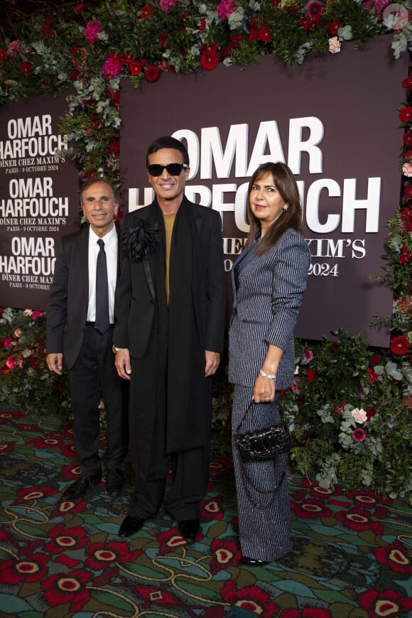 Omar Harfouch, entre Gérard Askinazi et sa femme Françoise au photocall de la soirée Omar Harfouch "Dîner chez Maxim's" à Paris le 9 octobre 2024. © Perusseau / Tribeca / Bestimage